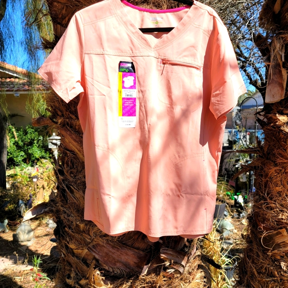 NWT Moisture Control 4 way stretch 3 front pocket scrub top